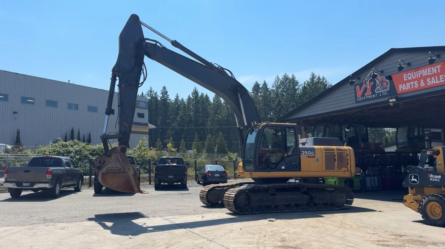 landing-John-Deere-250G-LC-1