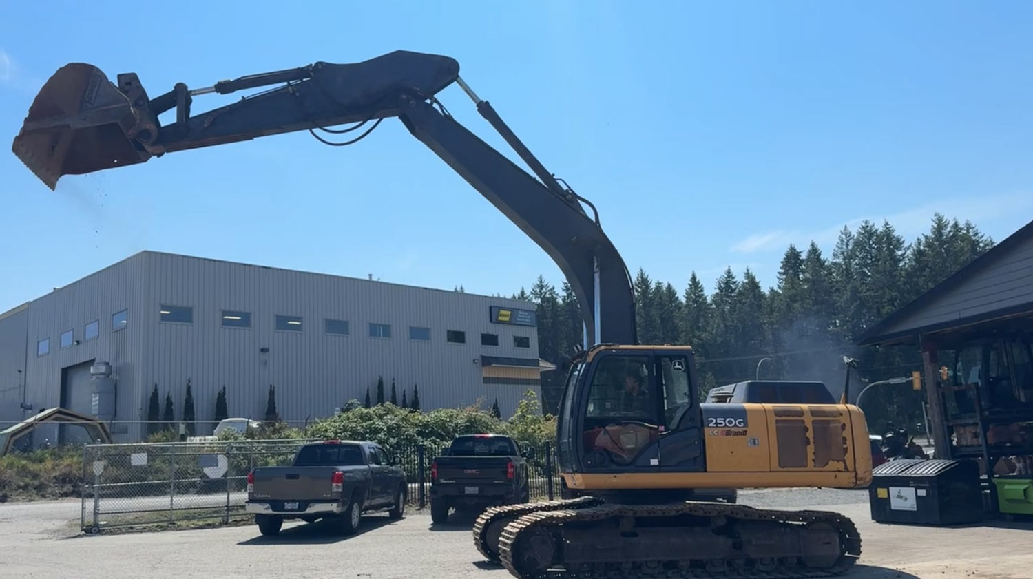 landing-John-Deere-250G-LC-2