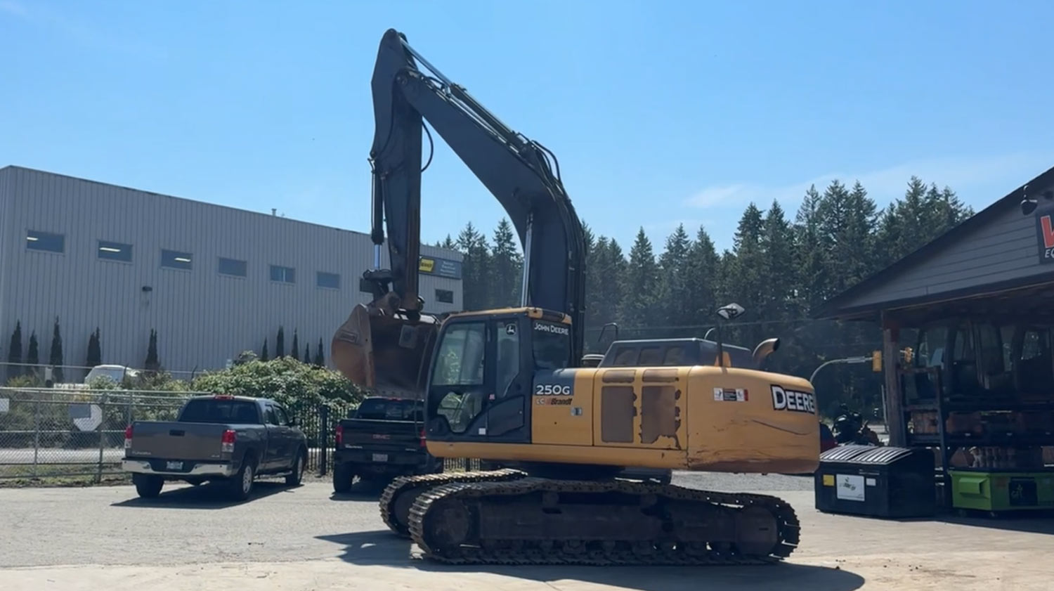 landing-John-Deere-250G-LC-3