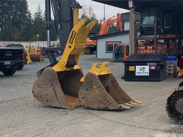 landing-JD-245G-LC-buckets